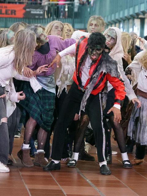 Flashmob am Hamburger Hauptbahnhof mit Michael Jacksons Thriller.