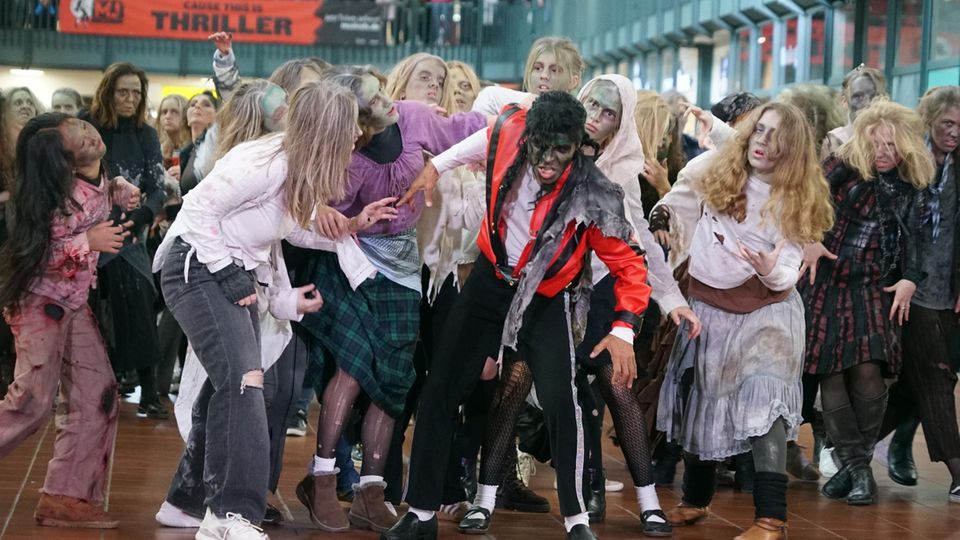 Halloween Bilanz Flashmob am Hamburger Hauptbahnhof mit Michael Jacksons Thriller.