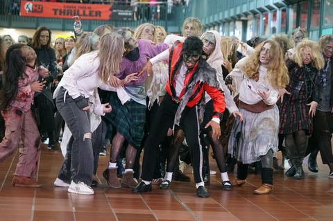 Halloween Bilanz Flashmob am Hamburger Hauptbahnhof mit Michael Jacksons Thriller.