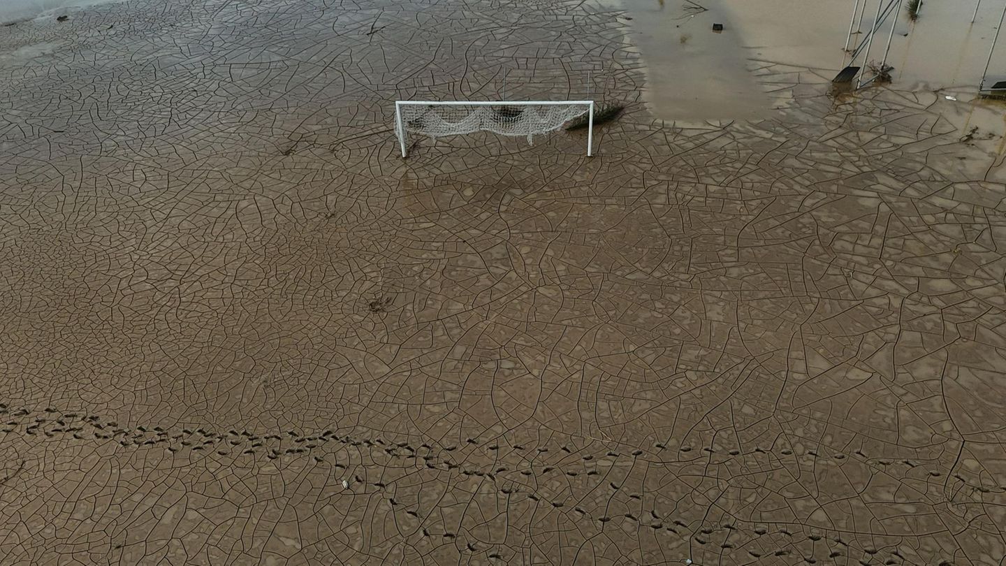 01. November: Verschlammt Montego Bay. Jamaika. Wenn das Fußballtor nicht wäre, man würde nicht darauf kommen, dass hier mal Jungs (und auch Mädchen?) mit Bällen gekickt haben. Hurrikan "Melissa" hat diesen Sportplatz in ein Schlammbad verwandelt – nicht sonderlich einladend