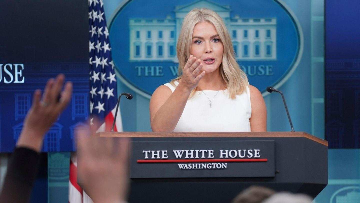 Trumps Pressesprecherin Karoline Leavitt ist für Journalisten nur noch mit Termin erreichbar Trumps Pressesprecherin Karoline Leavitt ist für Journalisten nur noch mit Termin erreichbar