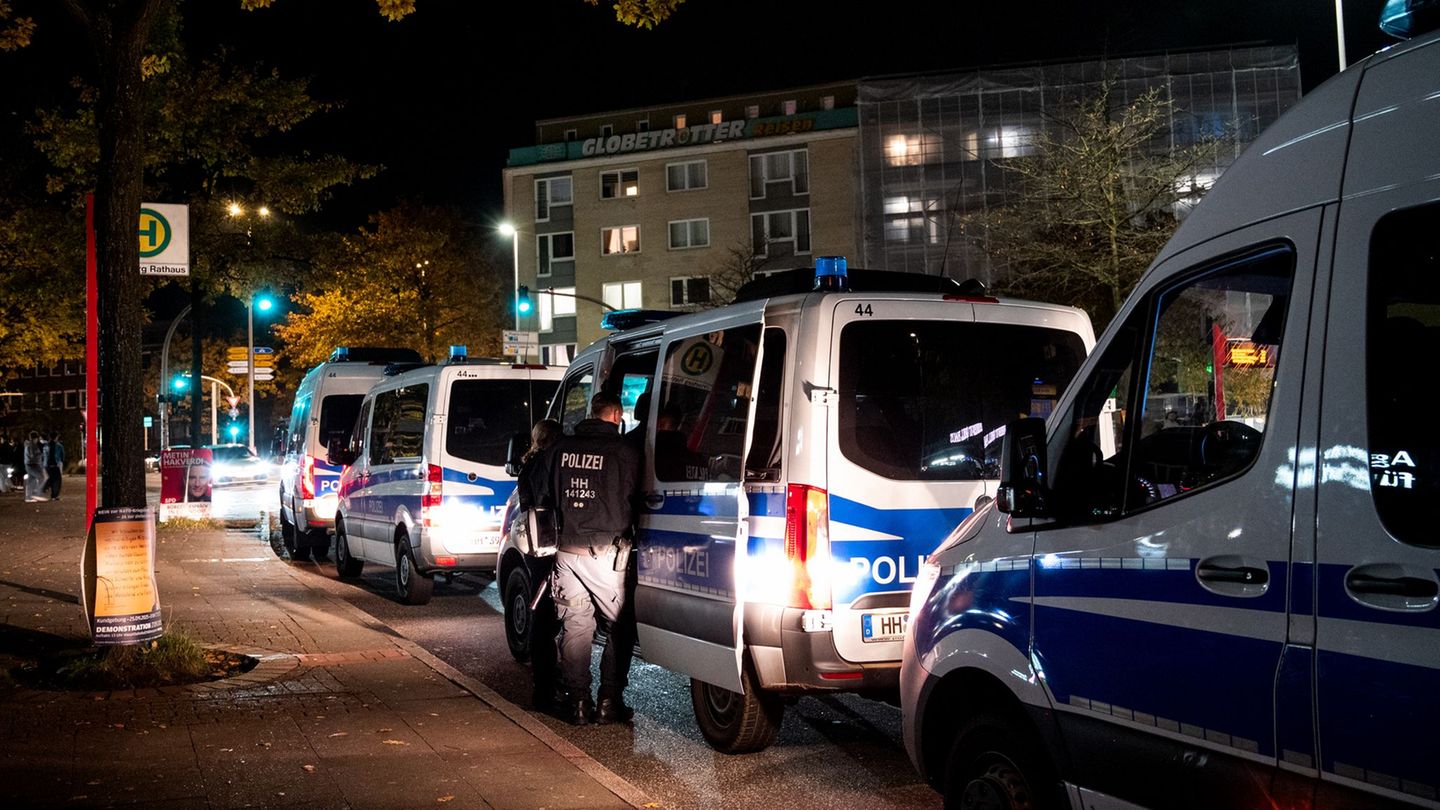 In mehreren Stadtteilen, unter anderem in Harburg, zeigte die Polizei in der Halloween-Nacht verstärkt Präsenz. Foto: Daniel Boc In mehreren Stadtteilen, unter anderem in Harburg, zeigte die Polizei in der Halloween-Nacht verstärkt Präsenz. Foto: Daniel Boc