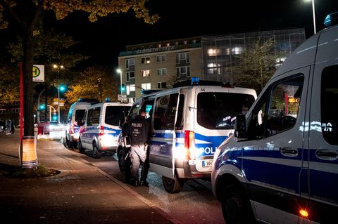 In mehreren Stadtteilen, unter anderem in Harburg, zeigte die Polizei in der Halloween-Nacht verstärkt Präsenz. Foto: Daniel Boc