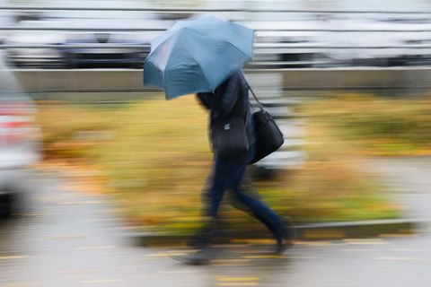 Regen, Wind und kühle Temperaturen prägen das Wochenende in Hessen. (Symbolbild) Foto: Julian Stratenschulte/dpa