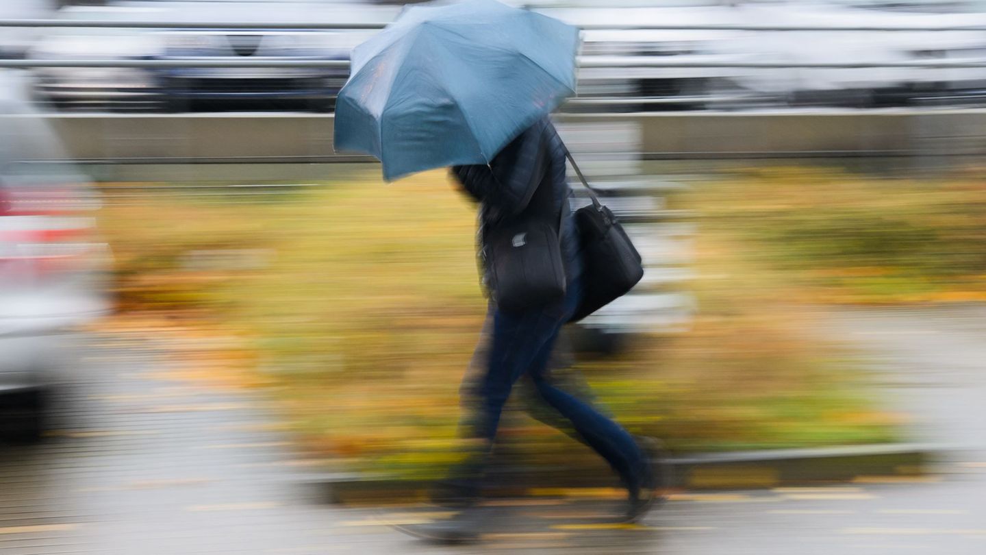 Regen, Wind und kühle Temperaturen prägen das Wochenende in Hessen. (Symbolbild) Foto: Julian Stratenschulte/dpa Regen, Wind und kühle Temperaturen prägen das Wochenende in Hessen. (Symbolbild) Foto: Julian Stratenschulte/dpa