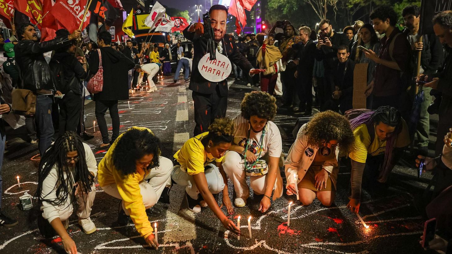 Demonstranten gedenken den Opfern des Polizeieinsatzes in Rio