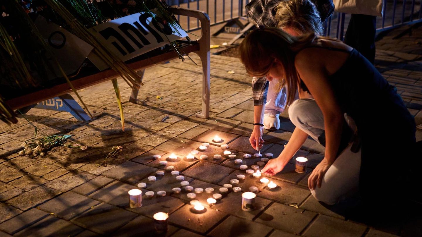 Frauen zünden vor dem gerichtsmedizinischen Institut Abu Kabir Kerzen an, in dem die Leichen der Geiseln identifiziert werden Frauen zünden vor dem gerichtsmedizinischen Institut Abu Kabir Kerzen an, in dem die Leichen der Geiseln identifiziert werden