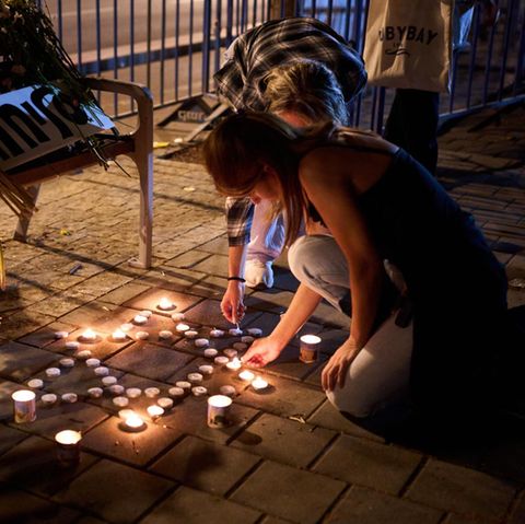 Frauen zünden vor dem gerichtsmedizinischen Institut Abu Kabir Kerzen an, in dem die Leichen der Geiseln identifiziert werden