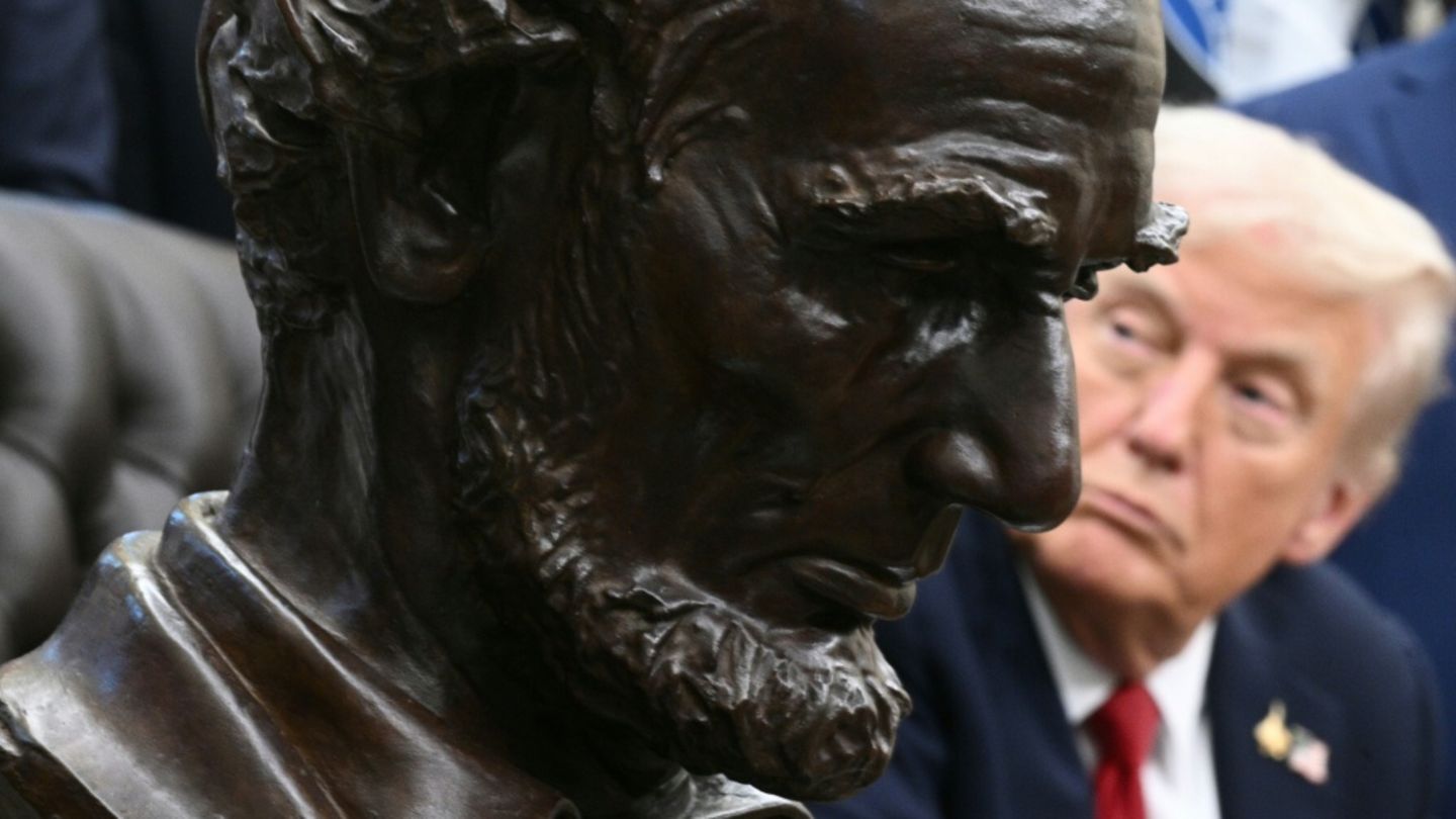 US-Präsident Donald Trump neben einer Lincoln-Büste US-Präsident Donald Trump neben einer Lincoln-Büste