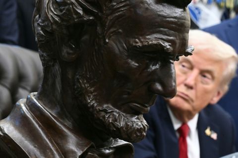 US-Präsident Donald Trump neben einer Lincoln-Büste