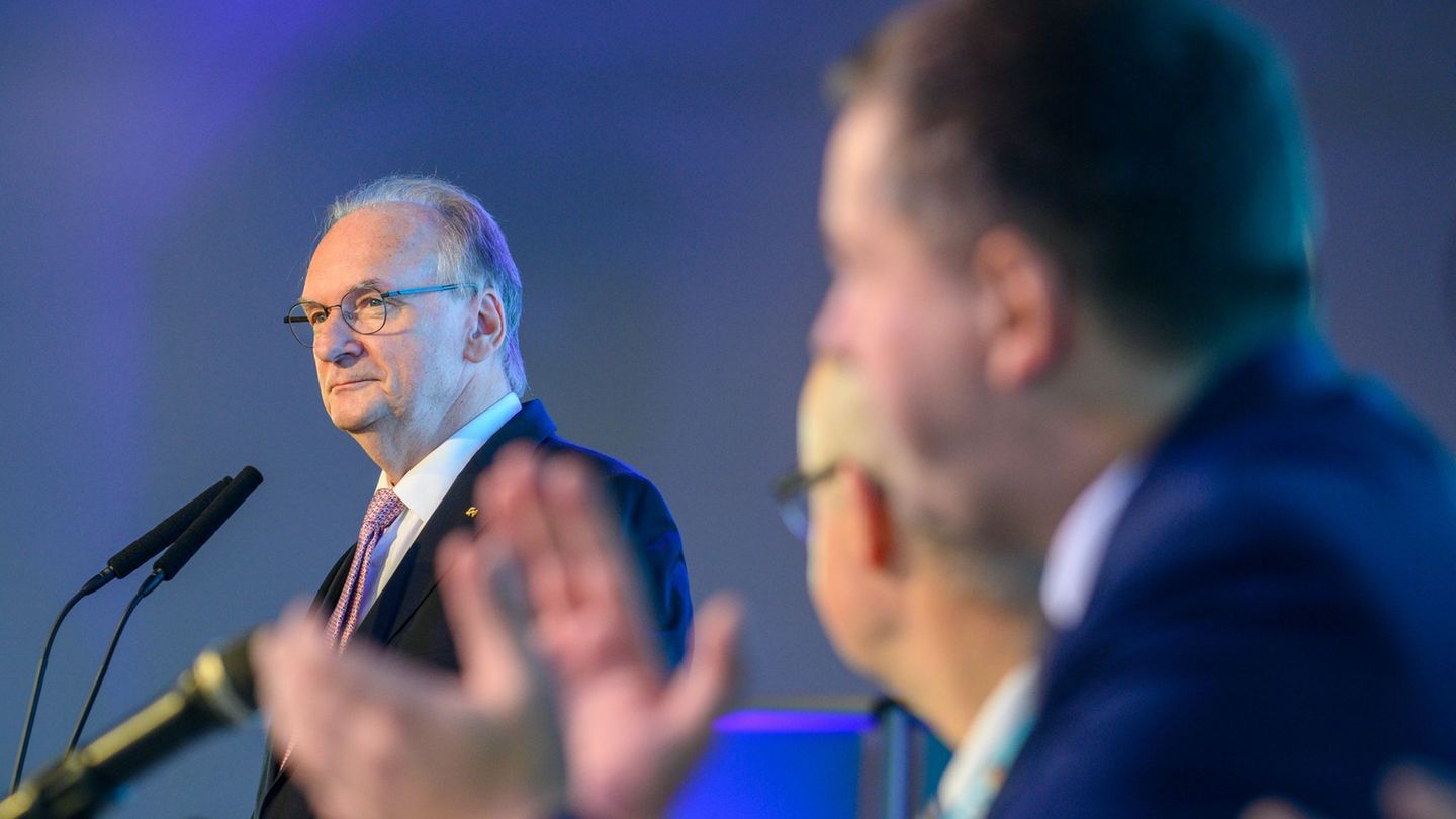 Reiner Haseloff (CDU) wirbt für Spitzenkandidat Sven Schulze (CDU). Foto: Klaus-Dietmar Gabbert/dpa