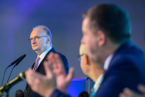 Reiner Haseloff (CDU) wirbt für Spitzenkandidat Sven Schulze (CDU). Foto: Klaus-Dietmar Gabbert/dpa