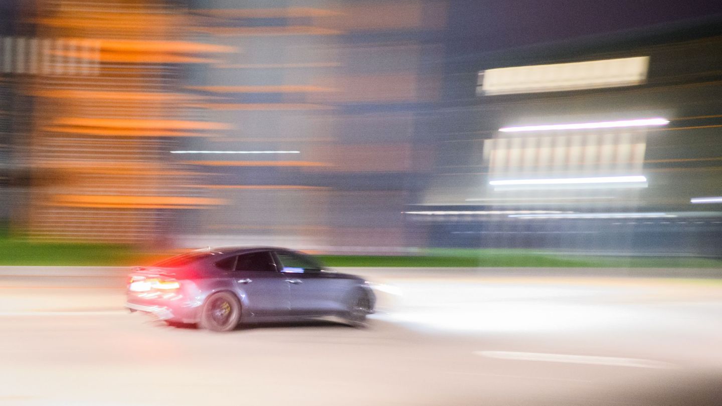 Die Polizei kontrolliert zum Saisonende der Tuning-Szene in Trier und Schweich. (Symbolbild) Foto: Julian Stratenschulte/dpa Die Polizei kontrolliert zum Saisonende der Tuning-Szene in Trier und Schweich. (Symbolbild) Foto: Julian Stratenschulte/dpa