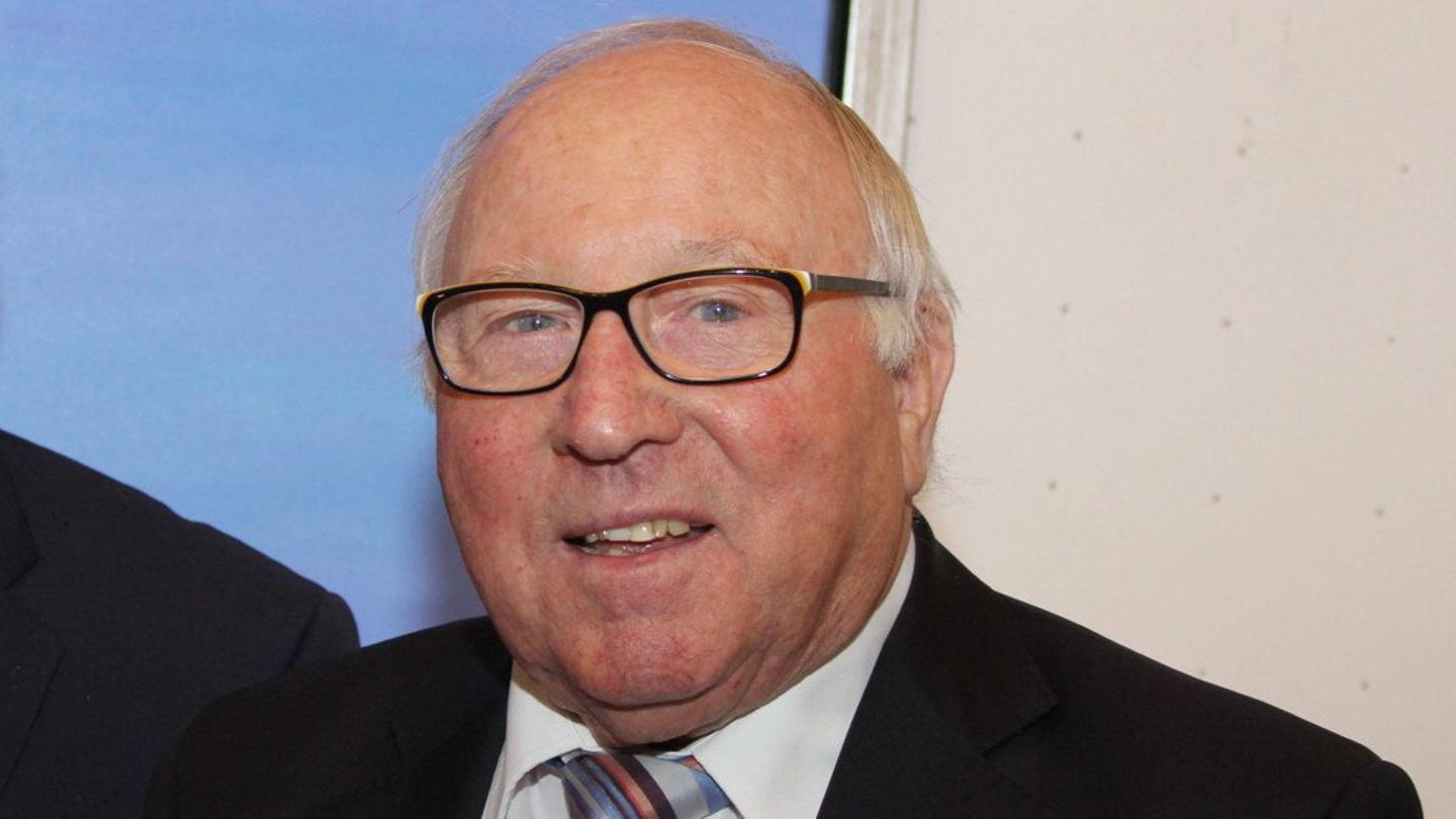 "Uns Uwe" ist einer der legendärsten deutschen Fußballspieler. "Uns Uwe" ist einer der legendärsten deutschen Fußballspieler.