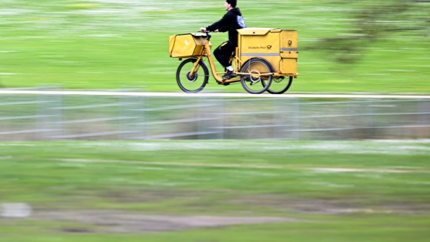 Briefträger auf Postfahrrad