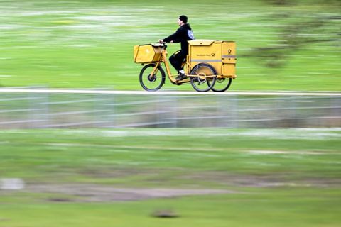 Briefträger auf Postfahrrad