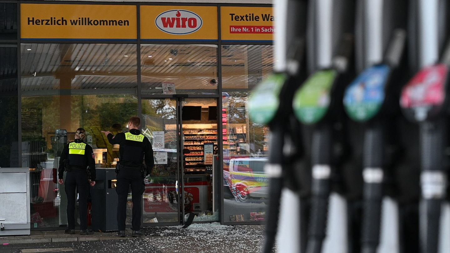 In Papenburg wurde am frühen Morgen ein Geldautomat im Kassenraum einer Tankstelle gesprengt - zwei Tatverdächtige sind bereits  In Papenburg wurde am frühen Morgen ein Geldautomat im Kassenraum einer Tankstelle gesprengt - zwei Tatverdächtige sind bereits