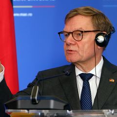 "Es geht darum, dass politische Taten den Absichtserklärungen folgen", betont Außenminister Johann Wadephul in Bahrain