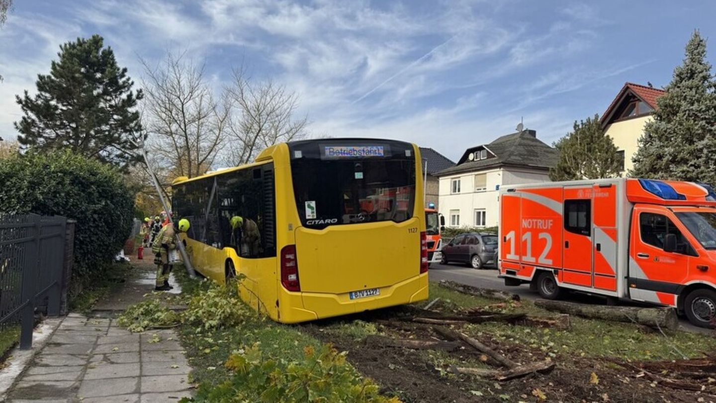 Drei Verletzte wurden in eine Klinik gebracht. Foto: ---/Berliner Feuerwehr/dpa Drei Verletzte wurden in eine Klinik gebracht. Foto: ---/Berliner Feuerwehr/dpa