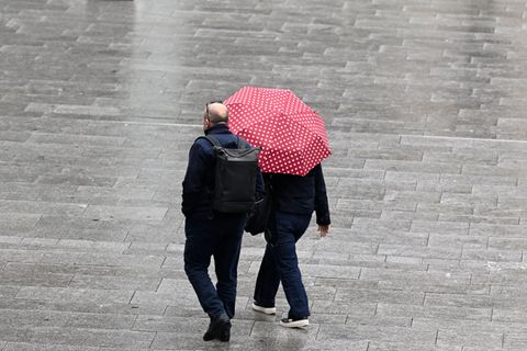 Ein Regenschirm ist am Wochenende eine gute Idee. Foto: Roberto Pfeil/dpa