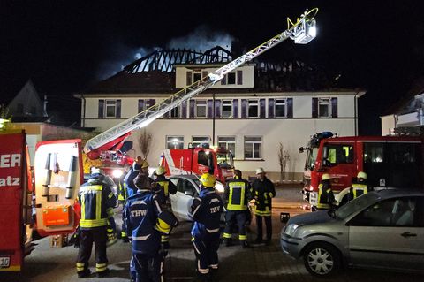 Das Gebäude ist nach dem Feuer einsturzgefährdet. Foto: Edmund Reinhard/dpa