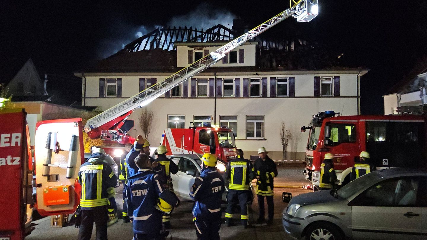 Das Gebäude ist nach dem Feuer einsturzgefährdet. Foto: Edmund Reinhard/dpa