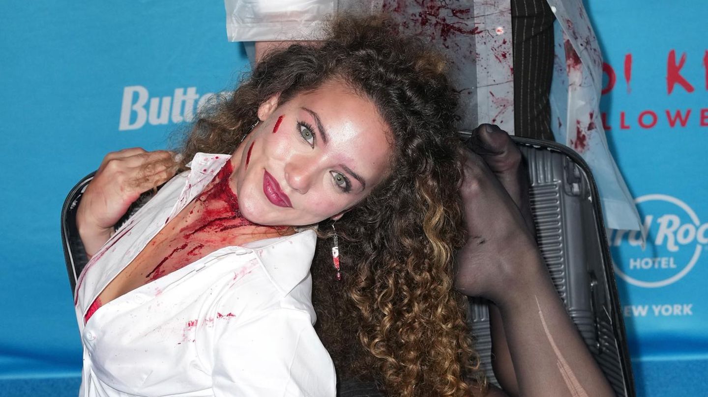 Sofie Dossi als "Leiche" im Koffer kostümiert auf Heidi Klums Halloween-Party