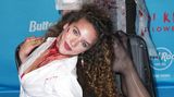 Sofie Dossi als "Leiche" im Koffer kostümiert auf Heidi Klums Halloween-Party
