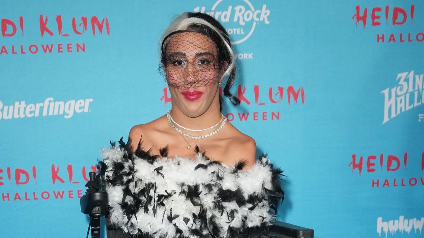 Beauty-Influencerin Briel Adams-Wheatley im Cruella-Look auf Heidi Klums Halloween-Party