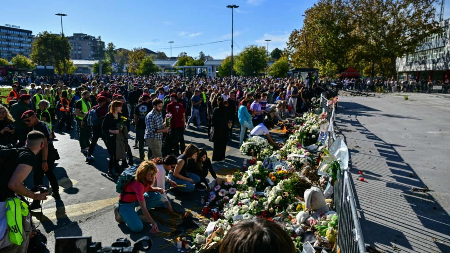 Trauernde legen vor dem Bahnhof Blumen und Kerzen nieder