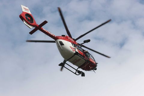 Ein Rettungshubschrauber flog zu dem Unfallort. (Symbolbild) Foto: Bodo Schackow/dpa Ein Rettungshubschrauber flog zu dem Unfallort. (Symbolbild) Foto: Bodo Schackow/dpa