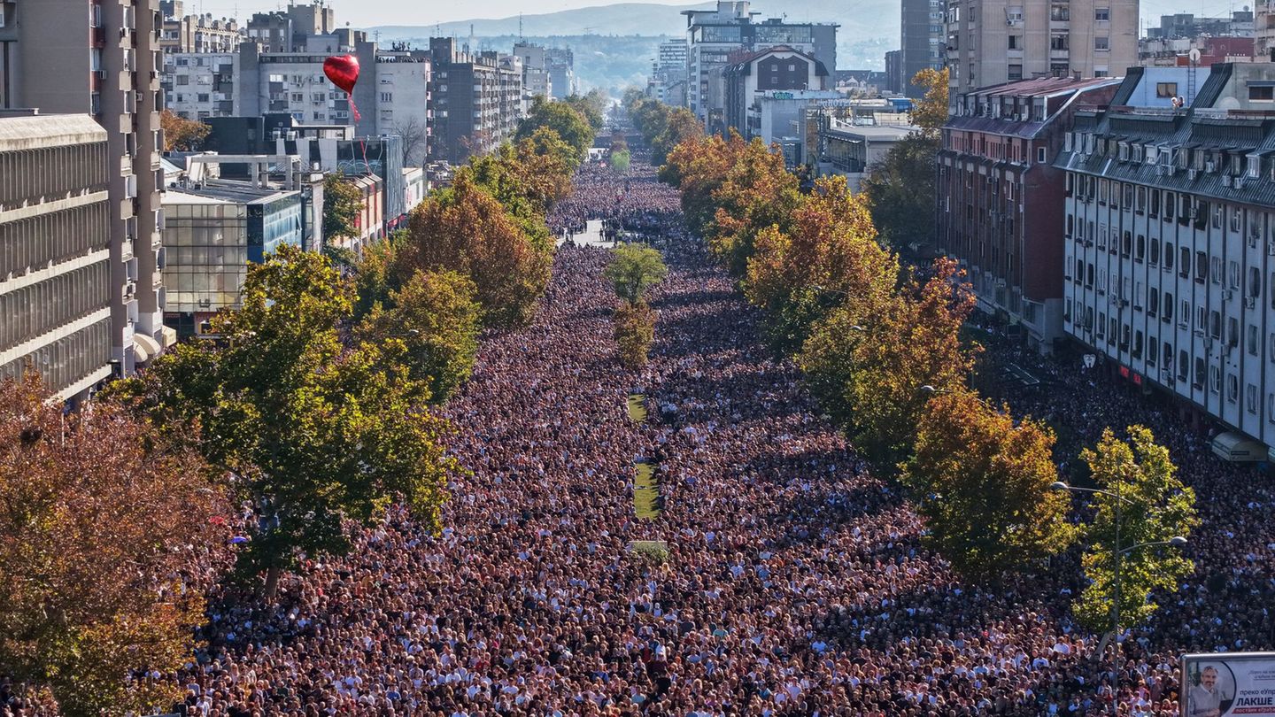 Zehntausende gedachten der 16 Opfer des Einsturzes des Bahnhofsvordachs in Novi Sad vor genau einem Jahr. Foto: Armin Durgut/AP/