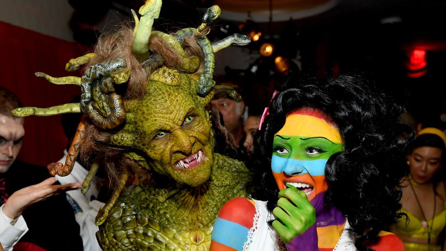 Heidi Klum als Medusa mit bunt gestreifter Tochter Leni Klum