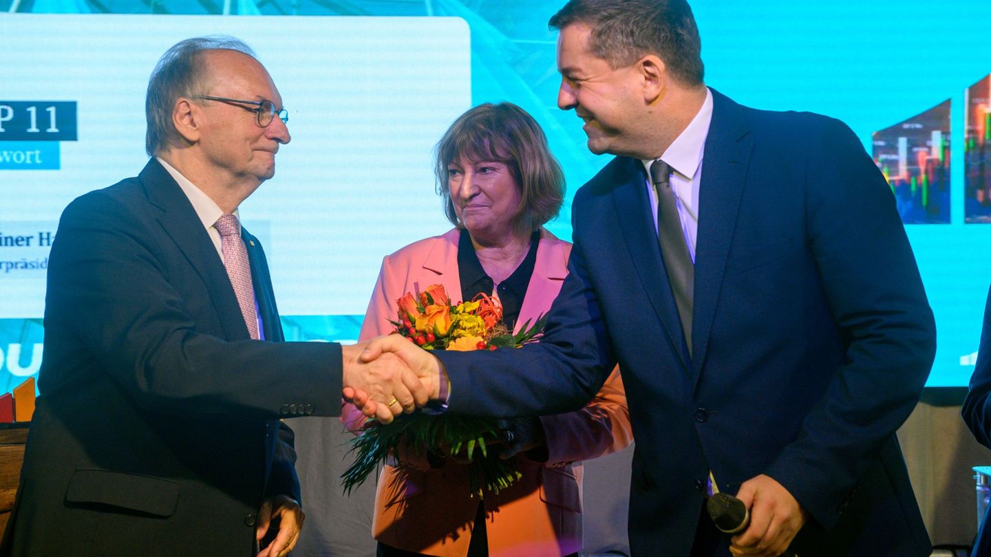 Auf Reiner Haseloff (CDU) soll nach dem Willen der Christdemokraten in Sachsen-Anhalt Sven Schulze (CDU) als Ministerpräsident f Auf Reiner Haseloff (CDU) soll nach dem Willen der Christdemokraten in Sachsen-Anhalt Sven Schulze (CDU) als Ministerpräsident f