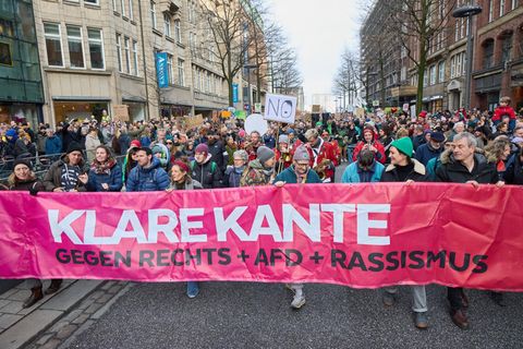 In Deutschland gibt es immer wieder Proteste gegen den Aufstieg rechter Parteien In Deutschland gibt es immer wieder Proteste gegen den Aufstieg rechter Parteien