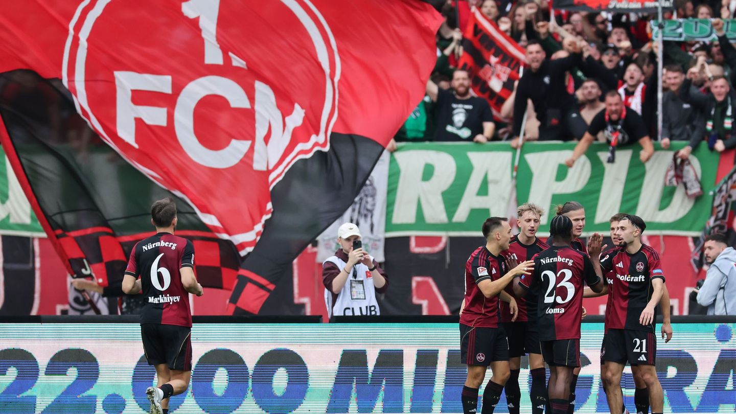Der "Club" jubelt gegen Braunschweig, hier nach dem Tor zum 2:0. Foto: Daniel Löb/dpa