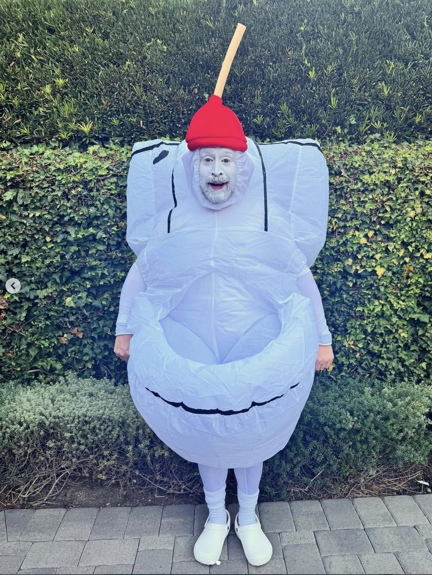 1. November 2025: Macaulay Culkin verkleidet sich zu Halloween als Toilette Macaulay Culkin an Halloween