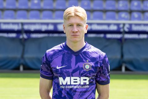 Erik Weinhauer erzielte in der Nachspielzeit das Siegtor für Aue Foto: Sebastian Kahnert/dpa