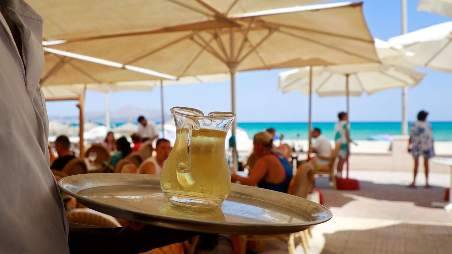 Sonne und Strand: Mallorca ist seit vielen Jahrzehnten ein Besuchermagnet. (Symbolbild) Foto: Clara Margais/dpa/dpa-tmn