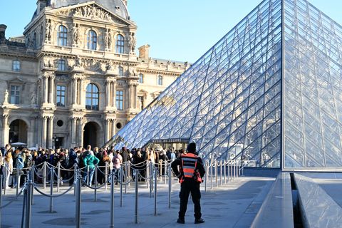 Sieben Menschen wurden nach dem Einbruch im Louvre zwischenzeitlich festgenommen. (Archivbild) Foto: Emma Da Silva/AP/dpa