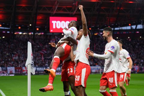 Yan Diomande (l-r), Castello Lukeba, Assan Ouédraogo und Romulo jubeln nach dem 1:0. Foto: Hendrik Schmidt/dpa
