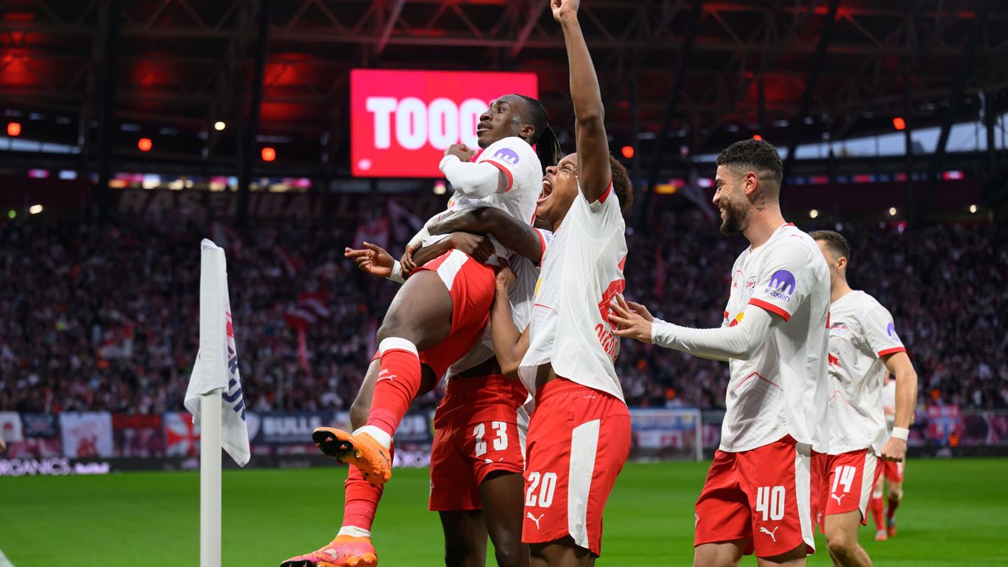 Yan Diomande (l-r), Castello Lukeba, Assan Ouédraogo und Romulo jubeln nach dem 1:0. Foto: Hendrik Schmidt/dpa