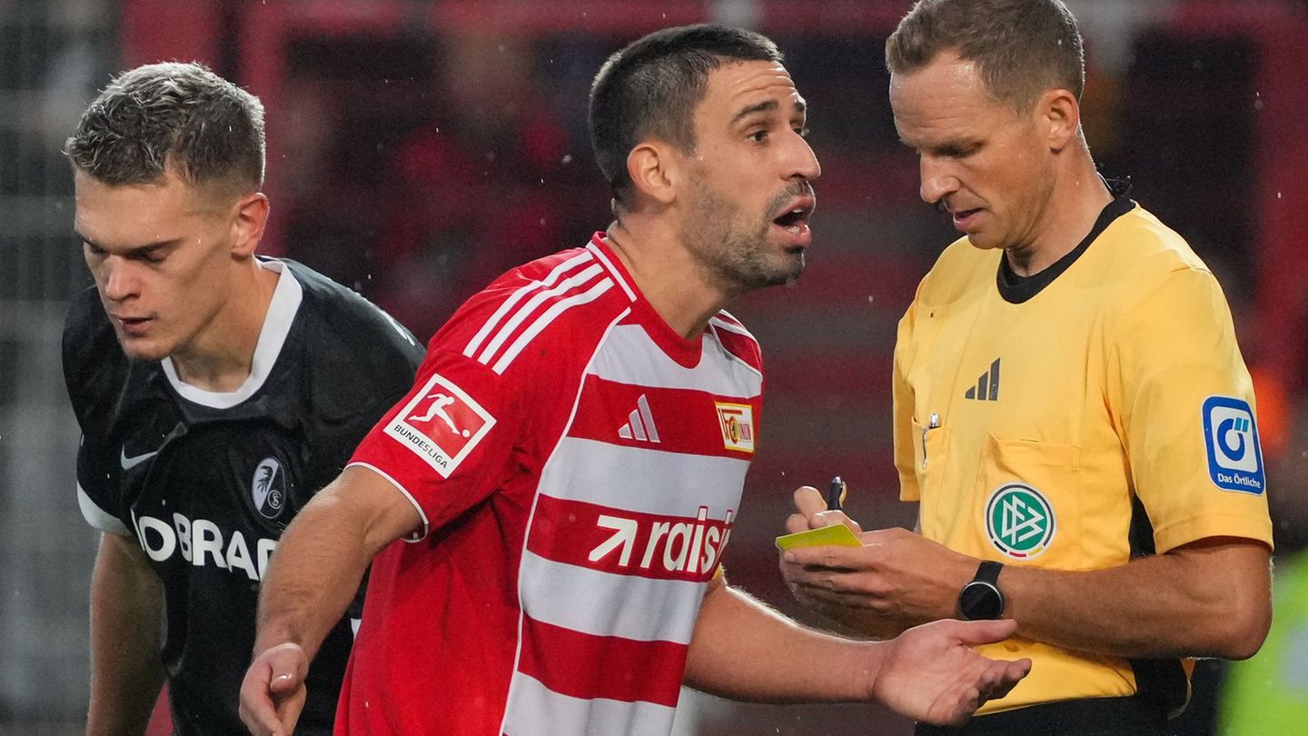 Rani Khedria kann eine Entscheidung von Schiedsrichter Storks nicht verstehen. Foto: Soeren Stache/dpa