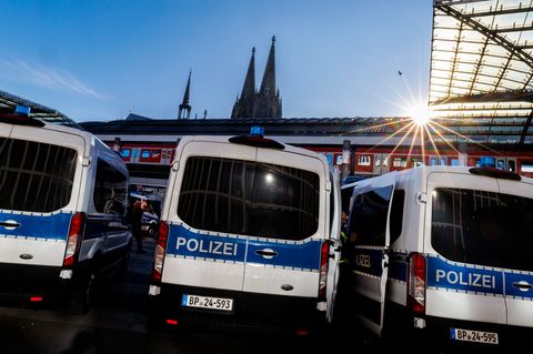 Am Kölner Bahnhof prügelten sich zahlreiche Fans von Schalke und Dortmund. (Archivbild) Foto: Christoph Reichwein/dpa