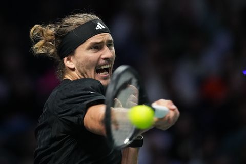 Gegen Jannik Sinner ist Tennisprofi Alexander Zverev chancenlos. Foto: Christophe Ena/AP/dpa
