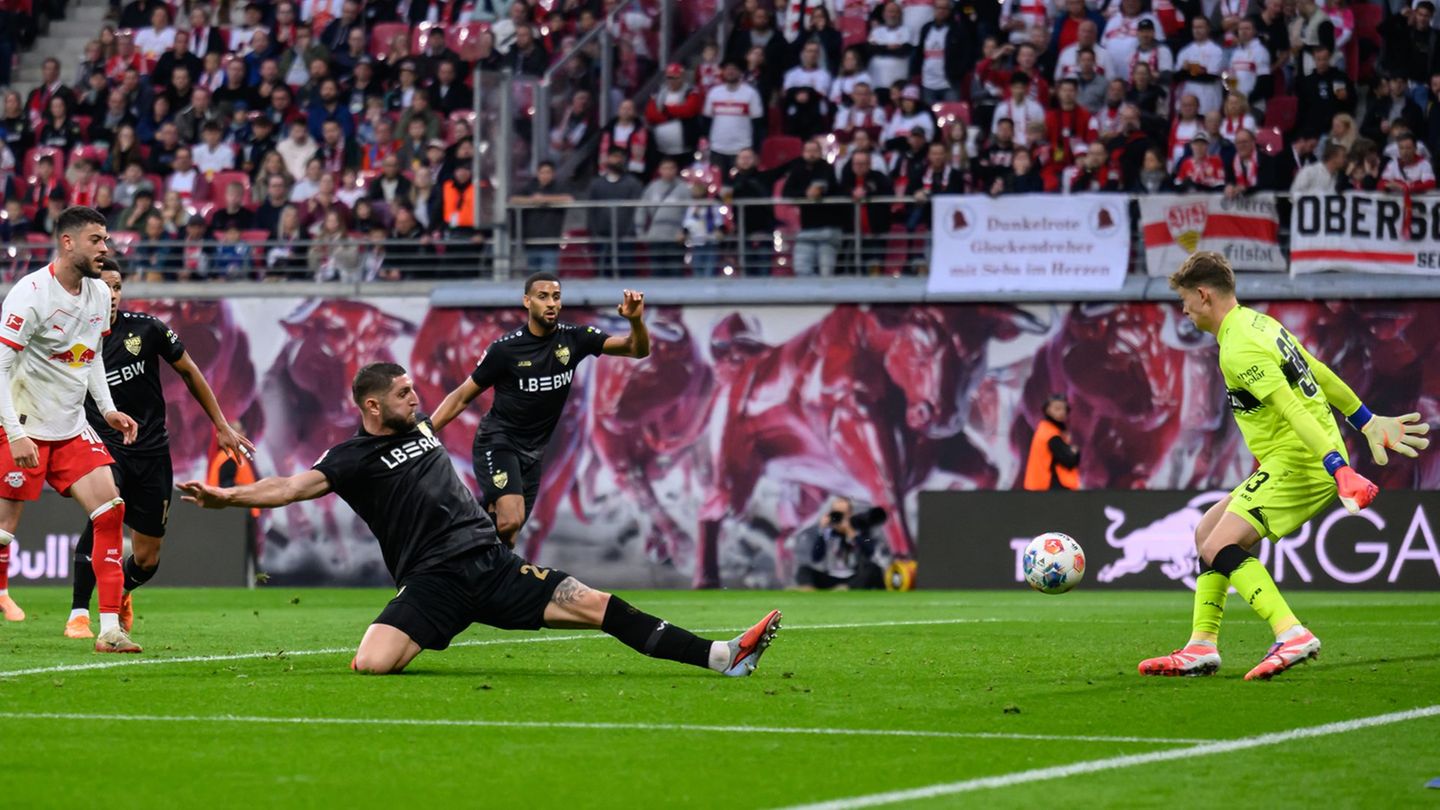 Alexander Nübel (VfB Stuttgart) hat beim 1:3 in Leipzig trotz Patzer eine starke Leiistung gezeigt. Foto: Hendrik Schmidt/dpa