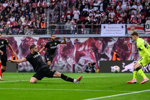 Alexander Nübel (VfB Stuttgart) hat beim 1:3 in Leipzig trotz Patzer eine starke Leiistung gezeigt. Foto: Hendrik Schmidt/dpa