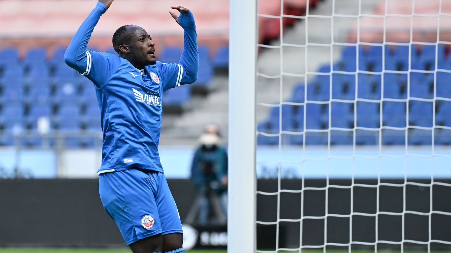 Christian Kinsombi rettete Hansa Rostock gegen den SC Verl mit seinem späten Ausgleich einen Punkt. Foto: Swen Pförtner/dpa