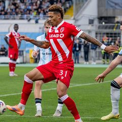 1860 München vs. Energie Cottbus: Zweikampf zwischen Justin Butler (l.), der beleidigt wurde, und Maximilian Wolfram
