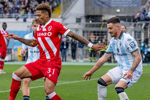 1860 München vs. Energie Cottbus: Zweikampf zwischen Justin Butler (l.), der beleidigt wurde, und Maximilian Wolfram